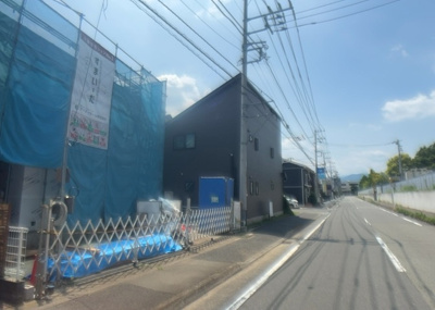 【前面道路含む現地写真】 | 田名新築戸建 | 住宅用の土地では前面道路に2m以上接していなければならないと法律で定められています。しかし、お持ちの車のサイズやライフスタイルなどにより、2mでは利便が悪い場合もございますので、事前に確認しましょう。