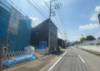 【前面道路含む現地写真】 | 田名新築戸建 | お持ちの車種によっては前面道路が広い方が便利でしょう。しかし、前面道路が広ければその分交通量が多くなるため、騒音などが気になる場合があります。実際に現地を見学し、周辺交通量や騒音などを確認しましょう！