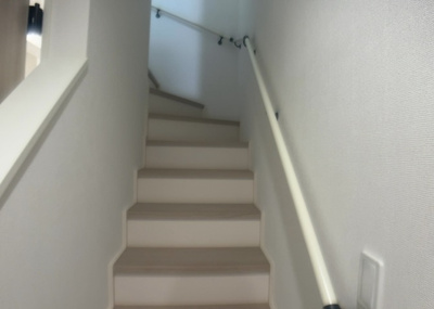 【内装】 | 上溝新築戸建 | 建物の上下階の通路である階段は、その位置によって動線や室内の印象が大きく左右されます。手摺にも重要な役割があり、転倒の防止・歩行や動作を円滑にして日常生活を支えることを主な目的として設置されています。