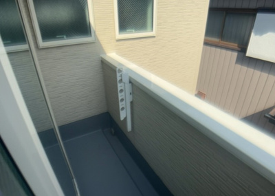 【バルコニー】 | 上溝新築戸建 | バルコニーは、室外の専用スペースのうち、「屋根がなく開放された空間」であるものを指します。ベランダより広いタイプのものが多く、日当たりもよいため家庭菜園などを楽しみたい人にとって適した環境となります。