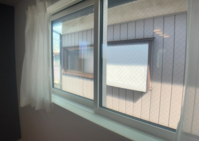 【内装】 | 上溝新築戸建 | サッシとは、ガラス窓に使用される金属製の窓枠のことです。一般的に住宅建築では、金属製建具工事の段階で備え付けるもので、ガラス類や玄関、バスルームのスチール製のドアなどと同じタイミングで工事を行います。