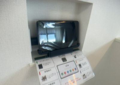 【セキュリティ】 | 上溝新築戸建 | モニターで来訪者を確認して、目的が分からない場合はインターホンを通じて室内から会話することができます。怪しいと感じた場合はインターホン越しにお帰りいただくことができるので、直接会うことがなく安全です。