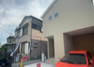 【前面道路含む現地写真】 | 上溝新築戸建 | お持ちの車種によっては前面道路が広い方が便利でしょう。しかし、前面道路が広ければその分交通量が多くなるため、騒音などが気になる場合があります。実際に現地を見学し、周辺交通量や騒音などを確認しましょう！