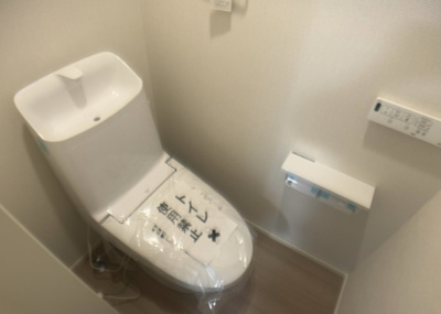 【トイレ】 | 上溝新築戸建 | トイレは大きさや形、機能、抗菌性などが異なる多種多彩なタイプが各メーカーから出ています。それぞれに良さがあるため、事前にどういったタイプのトイレがいいのかをご家庭内で決めて、内見に行くといいでしょう。