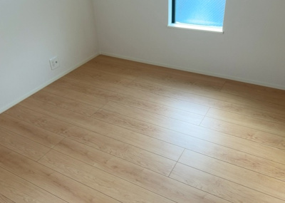 【寝室】 | 光が丘新築戸建 | 寝室でゆっくりと過ごすためにはベッド周りの適度な空間を担保することや窓の位置、照明の明るさ、寝室の広さなどを考える必要があります。自身や家族の構成とライフスタイルに併せて寝室にする部屋を選びましょう！