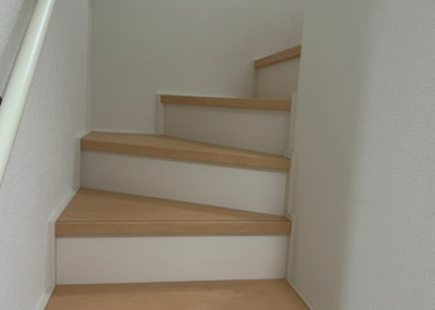 【内装】 | 光が丘新築戸建 | 建物の上下階の通路である階段は、その位置によって動線や室内の印象が大きく左右されます。手摺にも重要な役割があり、転倒の防止・歩行や動作を円滑にして日常生活を支えることを主な目的として設置されています。