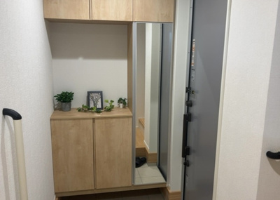 【玄関】 | 光が丘新築戸建 | 玄関は家の顔でもあり、家族以外の目にも止まる場所です。玄関は外との間を仕切る扉、靴などをしまっておく収納スペース、靴脱ぎのたたきスペース、来客とのやり取りをするドアホンなど複数のアイテムからなります。