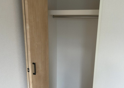 【収納】 | 光が丘新築戸建 | ウォークインクローゼットがあれば、クローゼット内でコーディネートが完成できますし、季節の変わり目に行う衣替えの手間も省けます。また、スーツケースなど大きいものもしまうことができ使い勝手がよいです。