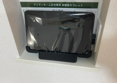 【セキュリティ】 | 光が丘新築戸建 | モニターで来訪者を確認して、目的が分からない場合はインターホンを通じて室内から会話することができます。怪しいと感じた場合はインターホン越しにお帰りいただくことができるので、直接会うことがなく安全です。