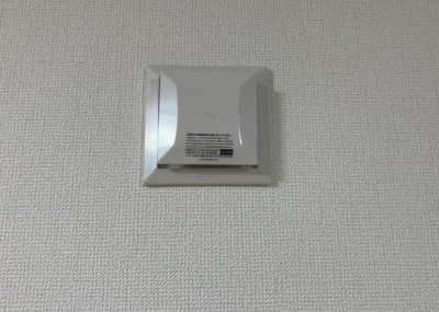 【冷暖房・空調設備】 | 光が丘新築戸建 | 1日中建物内の換気が行われるように設計された仕組みです。気密性の高い住宅は、家に籠った空気でシックハウス症候群になる可能性がありますが、24時間換気システムであれば計画的な換気で対策が可能です。