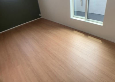 【洋室】 | 相武台新築戸建 | 洋室のメリットは重い家具が置きやすく、身の回りが整理しやすいことです。 床がフローリングのため畳とは異なり凹みにくいです。 クローゼットなど収納が豊富で、普段使わない旅行カバンや服の整頓も簡単にです。