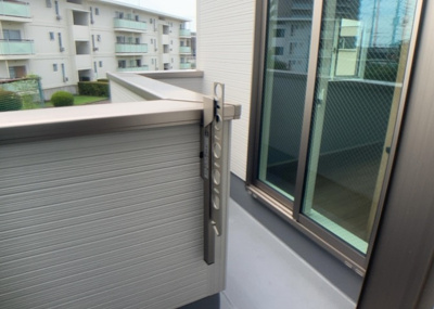 【バルコニー】 | 相武台新築戸建 | バルコニーは、室外の専用スペースのうち、「屋根がなく開放された空間」であるものを指します。ベランダより広いタイプのものが多く、日当たりもよいため家庭菜園などを楽しみたい人にとって適した環境となります。