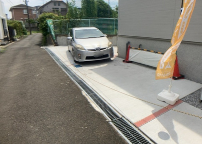 【駐車場】 | 相武台新築戸建 | 駐車場と明記されていても、最小スペースでつくられた駐車場だと大型車は駐車できなかったり、出入りしにくくなったりする可能性があります。お車のサイズと購入したい物件の駐車場のサイズを現地で確認しましょう。