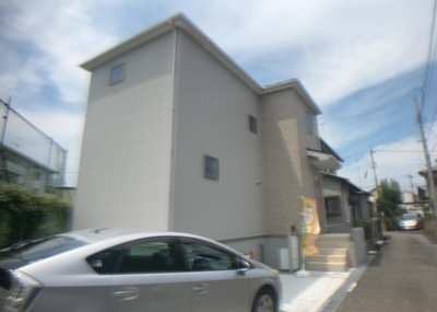 【前面道路含む現地写真】 | 相武台新築戸建 | 住宅用の土地では前面道路に2m以上接していなければならないと法律で定められています。しかし、お持ちの車のサイズやライフスタイルなどにより、2mでは利便が悪い場合もございますので、事前に確認しましょう。