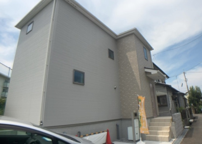 【構造・工法・仕様】 | 相武台新築戸建 | 木造住宅とは土台、壁、柱など建築物の強度を支える構造体の材に木が使用されている構造を指します。構造体は建物の自重を支えるだけではなく風圧や水圧、積裁荷重などあらゆる衝撃に耐えるための基礎です。