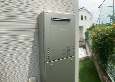 【発電・温水設備】 | 相武台新築戸建 | 省エネ給湯器とは従来型の給湯器より熱効率が高く、少ない燃料でたくさんのお湯を沸かすことが出来る高効率な給湯器のことを指します。また、省エネ給湯器には種類があり、利便性や効果なども様々です。