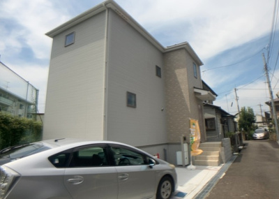 【前面道路含む現地写真】 | 相武台新築戸建 | お持ちの車種によっては前面道路が広い方が便利でしょう。しかし、前面道路が広ければその分交通量が多くなるため、騒音などが気になる場合があります。実際に現地を見学し、周辺交通量や騒音などを確認しましょう！
