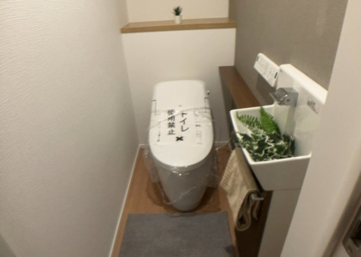 【トイレ】 | 相武台新築戸建 | トイレは大きさや形、機能、抗菌性などが異なる多種多彩なタイプが各メーカーから出ています。それぞれに良さがあるため、事前にどういったタイプのトイレがいいのかをご家庭内で決めて、内見に行くといいでしょう。