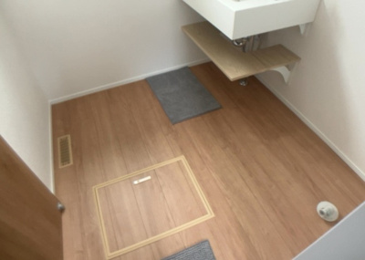 【脱衣所】 | 相武台新築戸建 | 多くの戸建て住宅で見かける洗面脱衣所は、洗面台と洗濯機が2畳ほどのスペースに並べられていて、洗面所が脱衣所を兼ね備えている間取りが一般的です。お客様が利用することもある、パブリックな空間でもあります。