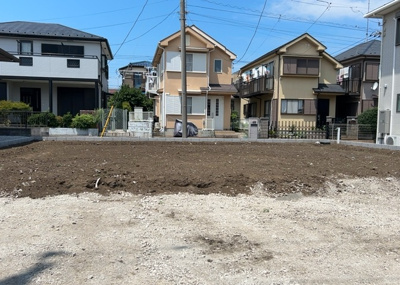 【バルコニー】 | 木曽西新築戸建 | バルコニーは、室外の専用スペースのうち、「屋根がなく開放された空間」であるものを指します。ベランダより広いタイプのものが多く、日当たりもよいため家庭菜園などを楽しみたい人にとって適した環境となります。