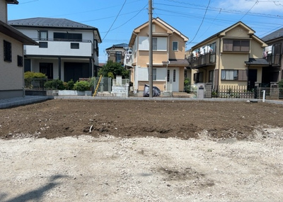 【構造・工法・仕様】 | 木曽西新築戸建 | 木造住宅とは土台、壁、柱など建築物の強度を支える構造体の材に木が使用されている構造を指します。構造体は建物の自重を支えるだけではなく風圧や水圧、積裁荷重などあらゆる衝撃に耐えるための基礎です。