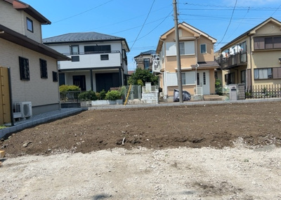 【構造・工法・仕様】 | 木曽西新築戸建 | ベタ基礎とは、柱の位置に関係なく全体に基礎がある事を指し、面積が大きい分建物の重さを全体に分散できます。また、地面からの湿気や害虫を遮断でき、木造住宅で心配されるシロアリ被害を防ぐ効果も期待できます。