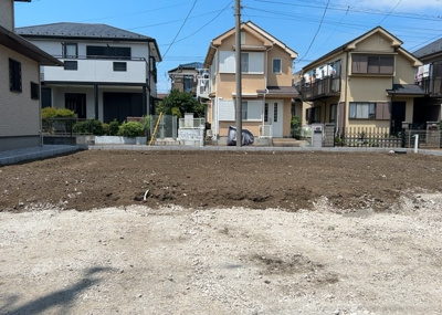 【冷暖房・空調設備】 | 木曽西新築戸建 | 基礎パッキング工法とは、床下の換気確保のため基礎と土台の間に緩衝材を挟み込む工法です。土台の下に数十センチの間隔で設置されるため、全体的な隙間が生まれます。床下換気口に比べて高い通気性が確保されます。