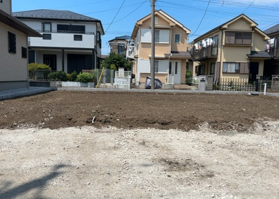 【外観】 | 木曽西新築戸建 | 現地に行くなら、物件の周囲の地形がどうなっているかを見ることも大切です。周辺より低くなっている土地では、大雨などで水が集まりやすいため、地盤が弱くなっているということも考えられるため、注意が必要です。