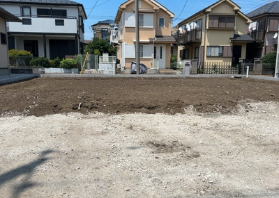 【前面道路含む現地写真】 | 木曽西新築戸建 | 道幅が狭い場所は比較的土地の値段が低いことが多く、また交通量が少ないため騒音が少なく静かな環境で過ごせます。また、小さいお子様がいるご家庭も安心です。一方で車の駐車が難しいというデメリットもあります。