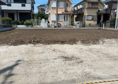 【前面道路含む現地写真】 | 木曽西新築戸建 | 道幅が広い場所は日当たりや風通が良好です。幅が広いのですれ違いも可能ですし大きな車でも駐車可能！一方で、大型車が通ることも多くなるため交通量の増加により騒音に繋がります。また土地の値段が高くなります。