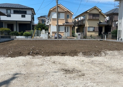 【庭】 | 木曽西新築戸建 | 庭のある家に住むことのメリットとして、子どもたちの遊び場を確保できること、ガーデニングや家庭菜園を楽しめること、明るさを確保できることがあります。また、配置を工夫することでプライバシーが確保できます。