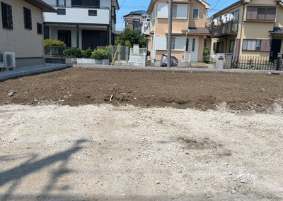 【前面道路含む現地写真】 | 木曽西新築戸建 | 住宅用の土地では前面道路に2m以上接していなければならないと法律で定められています。しかし、お持ちの車のサイズやライフスタイルなどにより、2mでは利便が悪い場合もございますので、事前に確認しましょう。