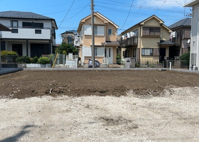 【玄関】 | 木曽西新築戸建 | 玄関は家の顔でもあり、家族以外の目にも止まる場所です。玄関は外との間を仕切る扉、靴などをしまっておく収納スペース、靴脱ぎのたたきスペース、来客とのやり取りをするドアホンなど複数のアイテムからなります。