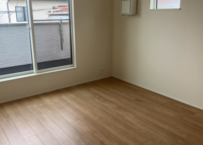 【洋室】 | 四谷町新築戸建 | 洋室のメリットは重い家具が置きやすく、身の回りが整理しやすいことです。 床がフローリングのため畳とは異なり凹みにくいです。 クローゼットなど収納が豊富で、普段使わない旅行カバンや服の整頓も簡単にです。