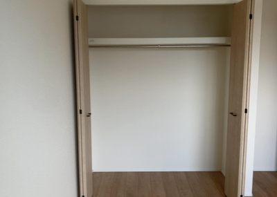 【収納】 | 四谷町新築戸建 | デザイン性を重視しすぎて収納が少なかった！なんてことにならないため、事前に現地で収納の数を確認しておくことをお勧めします。クローゼット以外にも床下収納や屋根裏収納、パントリーなどもチェックしましょう。