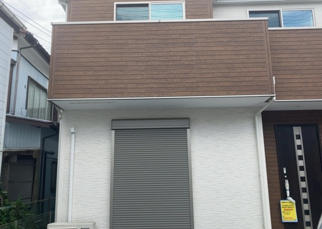 【外観】 | 四谷町新築戸建 | ついに完成致しました！現地をご見学に行く際は、道路の幅や周辺の交通量、施設などをご確認頂くことをおすすめします！物件の流れが早いため、内見をしたい方はお早めに当社営業までお問い合わせ頂きご予約下さい！