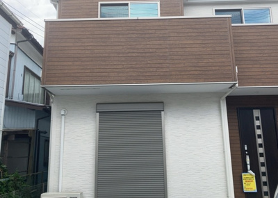 【外観】 | 四谷町新築戸建 | ついに完成致しました！現地をご見学に行く際は、道路の幅や周辺の交通量、施設などをご確認頂くことをおすすめします！物件の流れが早いため、内見をしたい方はお早めに当社営業までお問い合わせ頂きご予約下さい！