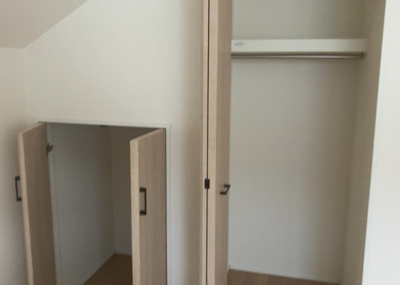 【収納】 | 四谷町新築戸建 | ウォークインクローゼットがあれば、クローゼット内でコーディネートが完成できますし、季節の変わり目に行う衣替えの手間も省けます。また、スーツケースなど大きいものもしまうことができ使い勝手がよいです。