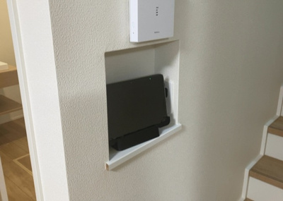 【セキュリティ】 | 四谷町新築戸建 | モニターで来訪者を確認して、目的が分からない場合はインターホンを通じて室内から会話することができます。怪しいと感じた場合はインターホン越しにお帰りいただくことができるので、直接会うことがなく安全です。