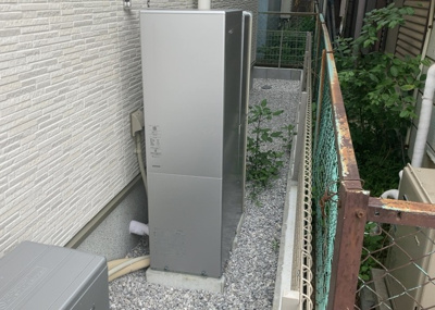 【発電・温水設備】 | 四谷町新築戸建 | 省エネ給湯器とは従来型の給湯器より熱効率が高く、少ない燃料でたくさんのお湯を沸かすことが出来る高効率な給湯器のことを指します。また、省エネ給湯器には種類があり、利便性や効果なども様々です。