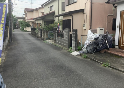 【前面道路含む現地写真】 | 四谷町新築戸建 | お持ちの車種によっては前面道路が広い方が便利でしょう。しかし、前面道路が広ければその分交通量が多くなるため、騒音などが気になる場合があります。実際に現地を見学し、周辺交通量や騒音などを確認しましょう！