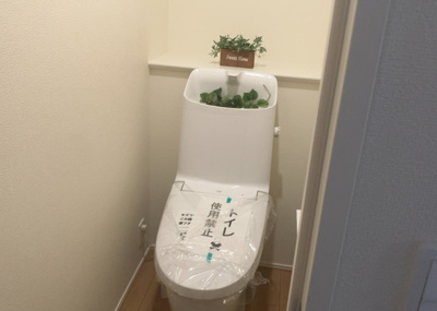 【トイレ】 | 四谷町新築戸建 | トイレは大きさや形、機能、抗菌性などが異なる多種多彩なタイプが各メーカーから出ています。それぞれに良さがあるため、事前にどういったタイプのトイレがいいのかをご家庭内で決めて、内見に行くといいでしょう。