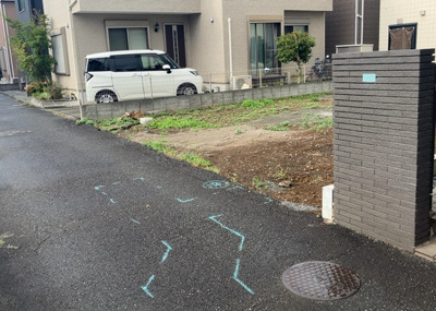 【前面道路含む現地写真】 | 緑ケ丘新築戸建 | 住宅用の土地では前面道路に2m以上接していなければならないと法律で定められています。しかし、お持ちの車のサイズやライフスタイルなどにより、2mでは利便が悪い場合もございますので、事前に確認しましょう。