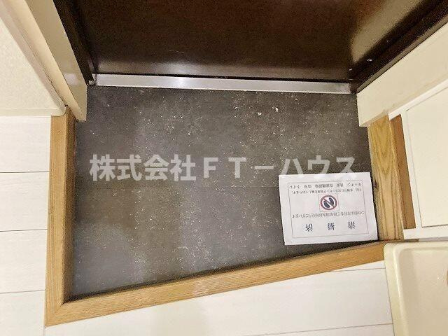 日神パレステージ市川の玄関