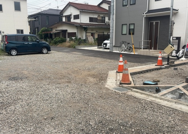 【前面道路含む現地写真】 | 相南新築戸建 | 南側私道に面した整形地の現地写真。整備された道路で歩行者や車も安心・安全に通行できます。小田急相模原駅・東林間駅の2沿線が利用可能な平坦地で、周囲の交通量も少なめな静かな住環境が魅力です。