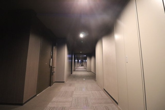 【その他共用部分】 | プレサンスレジェンド堺筋本町タワー | 【居住フロア　共用廊下】外からの視線が届かない、安心の内廊下設計！天候にも左右されません！