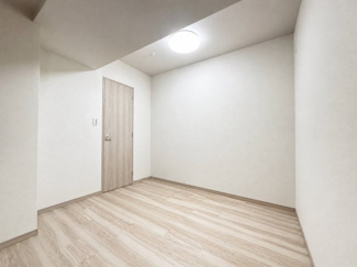 【洋室】 | プレサンスレジェンド堺筋本町タワー | 【洋室①】約4.8帖の洋室！WICもありお部屋を広くお使いいただけます◎