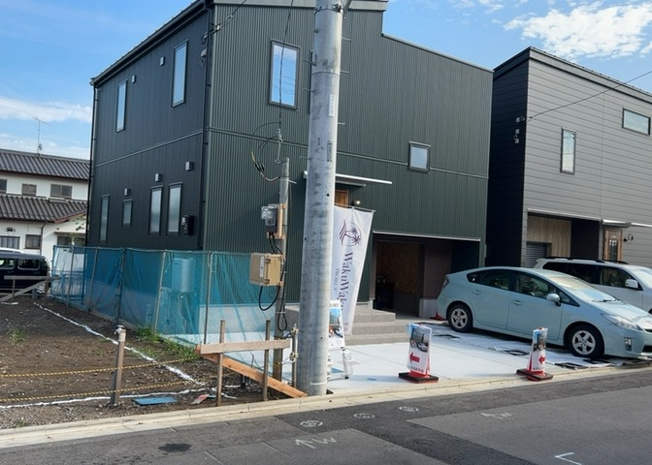 【前面道路含む現地写真】 | 上溝新築戸建 | お持ちの車種によっては前面道路が広い方が便利でしょう。しかし、前面道路が広ければその分交通量が多くなるため、騒音などが気になる場合があります。実際に現地を見学し、周辺交通量や騒音などを確認しましょう！