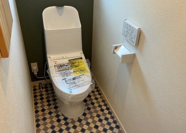 【トイレ】 | 上溝新築戸建 | トイレは大きさや形、機能、抗菌性などが異なる多種多彩なタイプが各メーカーから出ています。それぞれに良さがあるため、事前にどういったタイプのトイレがいいのかをご家庭内で決めて、内見に行くといいでしょう。