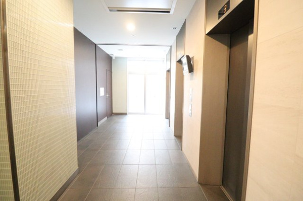 【その他共用部分】 | 【エレベーターホール】自然光が差し込む明るい空間！モニターで内部を確認でき、安心です！